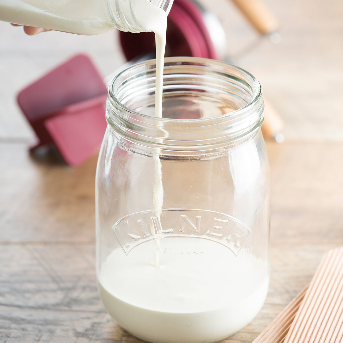 KILNER butter churn, clear glass 1-liter butterfass for making fresh butter, with metal lid and wooden paddle inside.