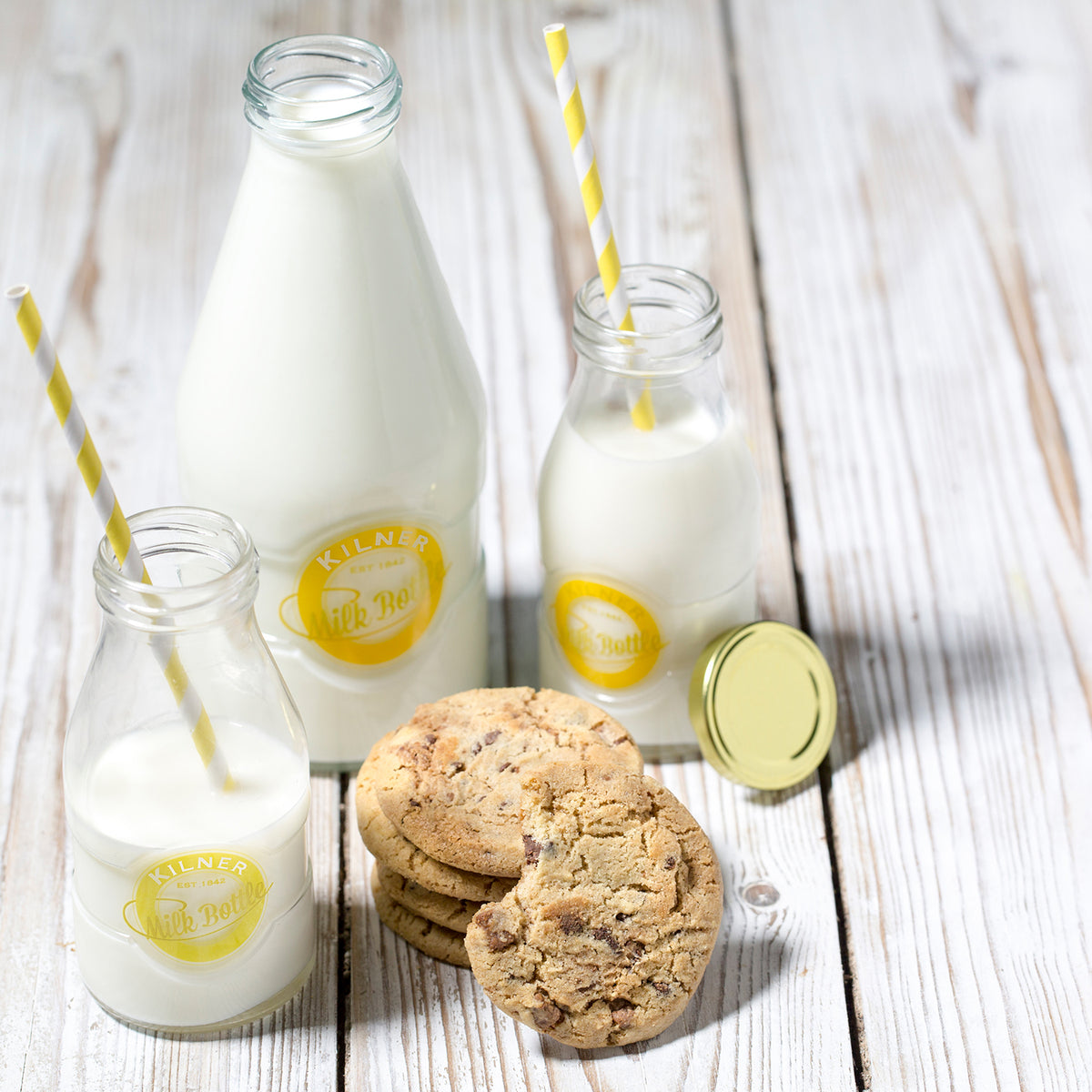 KILNER glass milk bottle with a clear, classic design, ideal for storing and serving fresh milk.