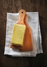 KILNER butter board in clear wood, showcasing a smooth surface ideal for spreading butter or serving cheese.