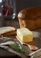 KILNER clear butterboard with smooth surface, rectangular shape, and natural wood finish for spreading butter or serving spreads.