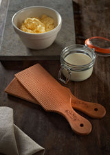 KILNER butterboard made of clear material, rectangular with rounded edges, designed for spreading butter or serving small snacks.