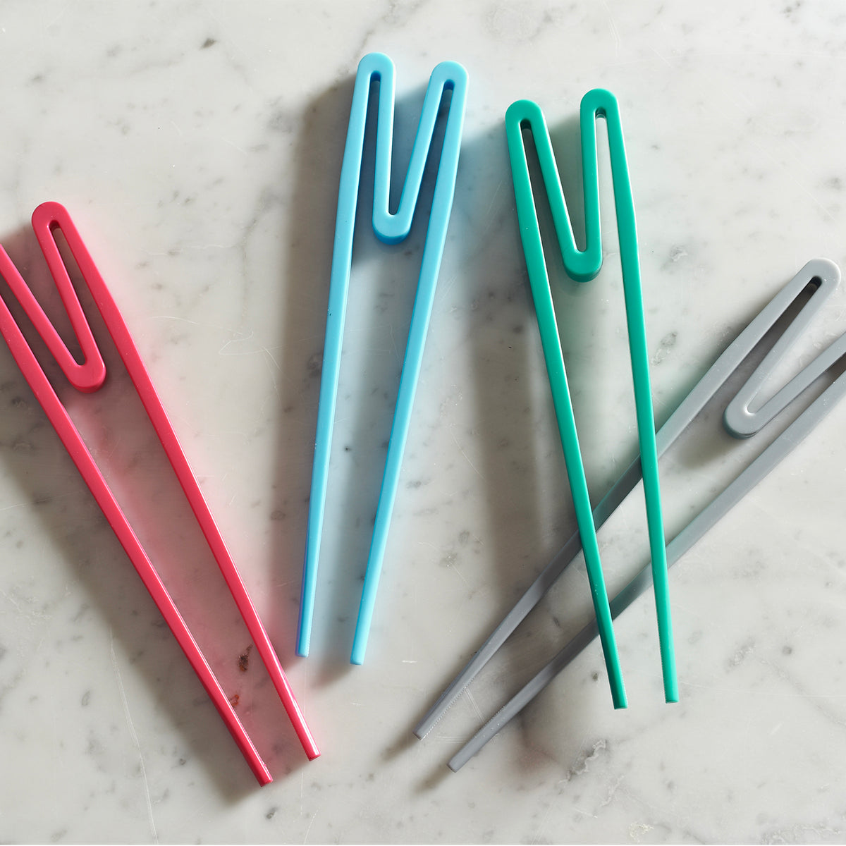 TYPHOON Rookie Sticks, bunt in bright Kunststoff material, with a sleek design and textured grip for beginner baseball players.