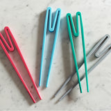 TYPHOON Rookie Sticks, bunt in bright Kunststoff material, with a sleek design and textured grip for beginner baseball players.