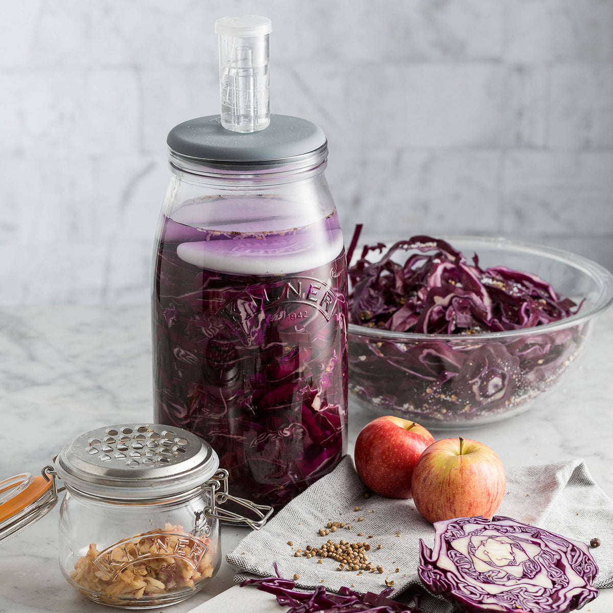 Large 3L Kilner fermentation jar with glass lid and metal clasp, ideal for fermenting vegetables and making homemade ferments.