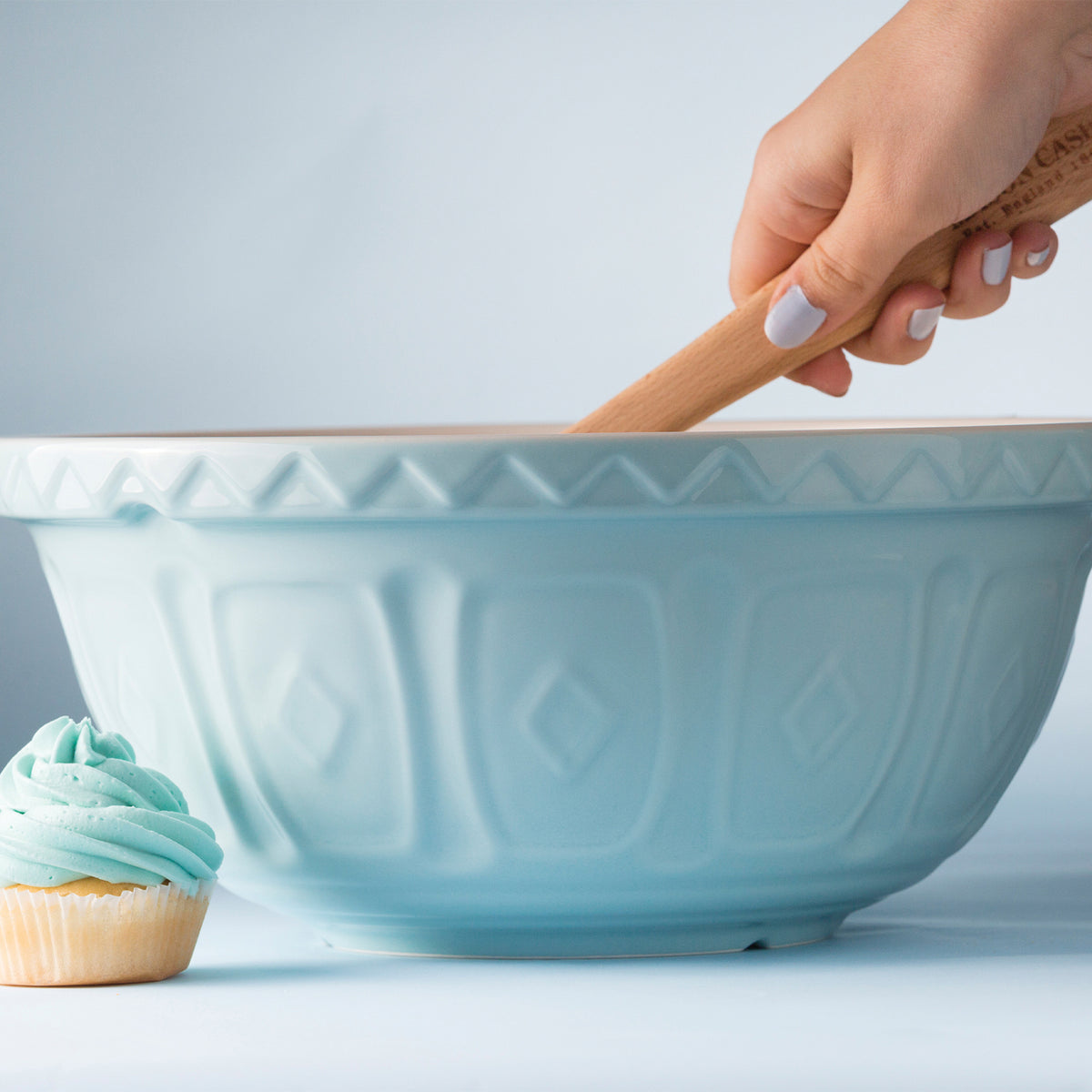 Blue Mason Cash mixing bowl, ceramic Rührschüssel with a classic design, perfect for baking and food preparation.