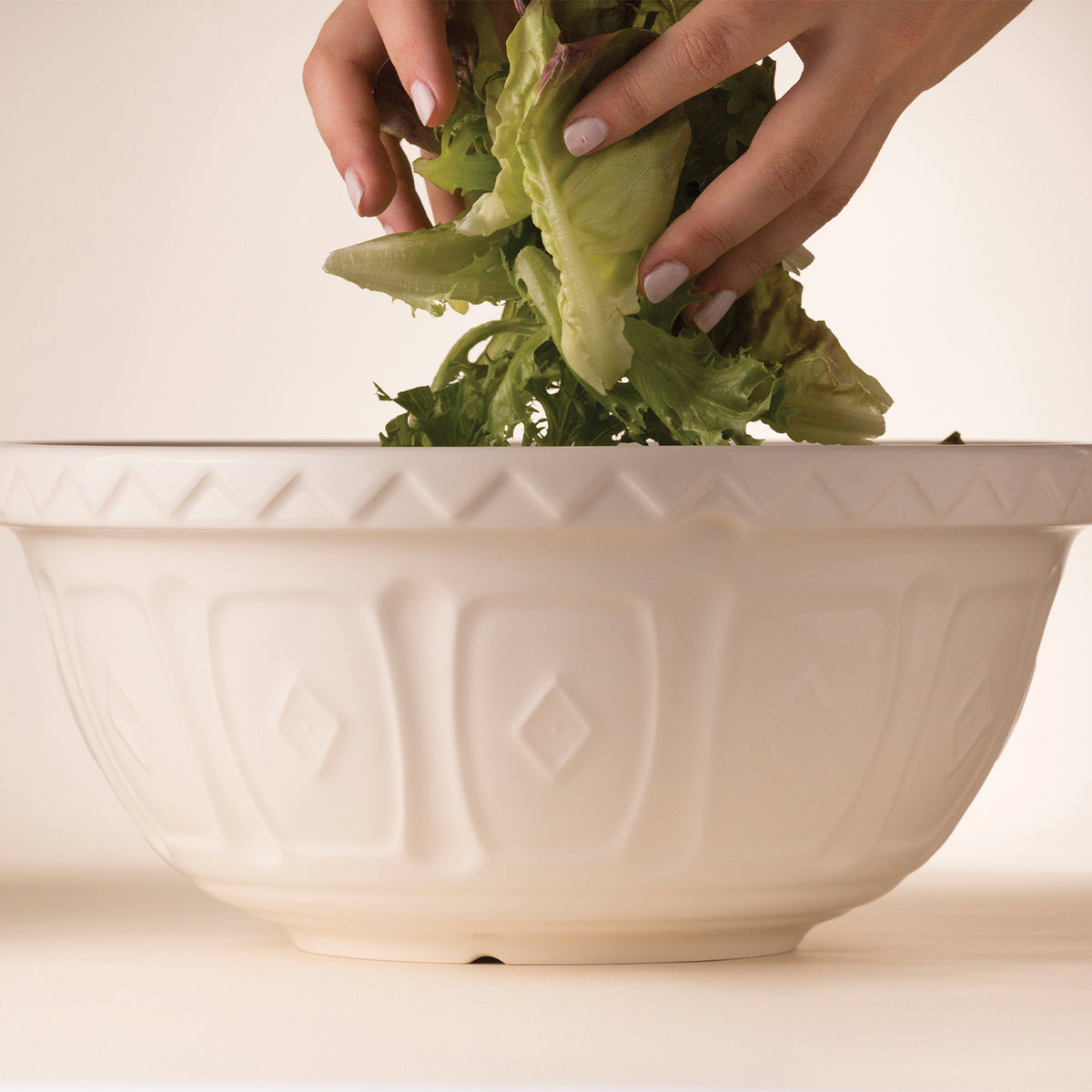 MASON CASH mixing bowl in cream, large ceramic Rührschüssel for baking, with classic design and sturdy handle.
