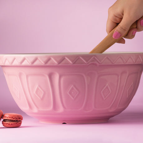 Pink Mason Cash mixing bowl, round ceramic Rührschüssel for baking and cooking, with a smooth interior and sturdy base.