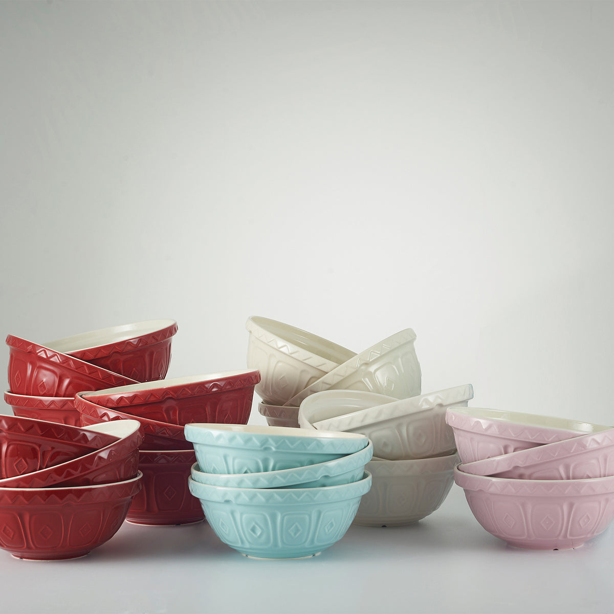 Red Mason Cash mixing bowl, ceramic Rührschüssel with a smooth finish, ideal for baking and kitchen prep.