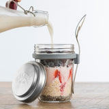 KILNER clear 350 ml breakfast glass with to-go lid, ideal for drinks and breakfast on the go.