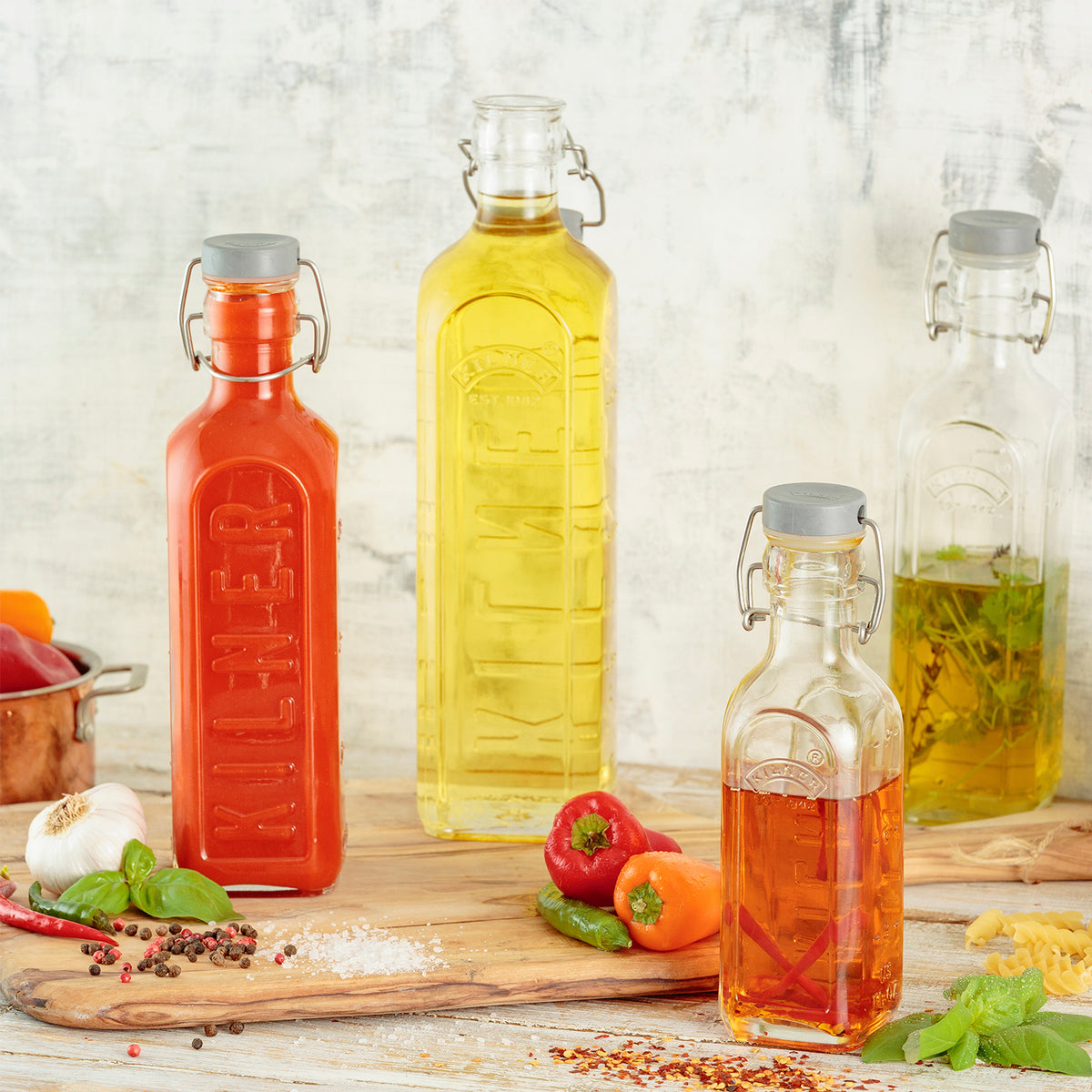 Clear Kilner clip square canning jar, glass Einkochflasche with metal clip lid, ideal for preserving and storing food.