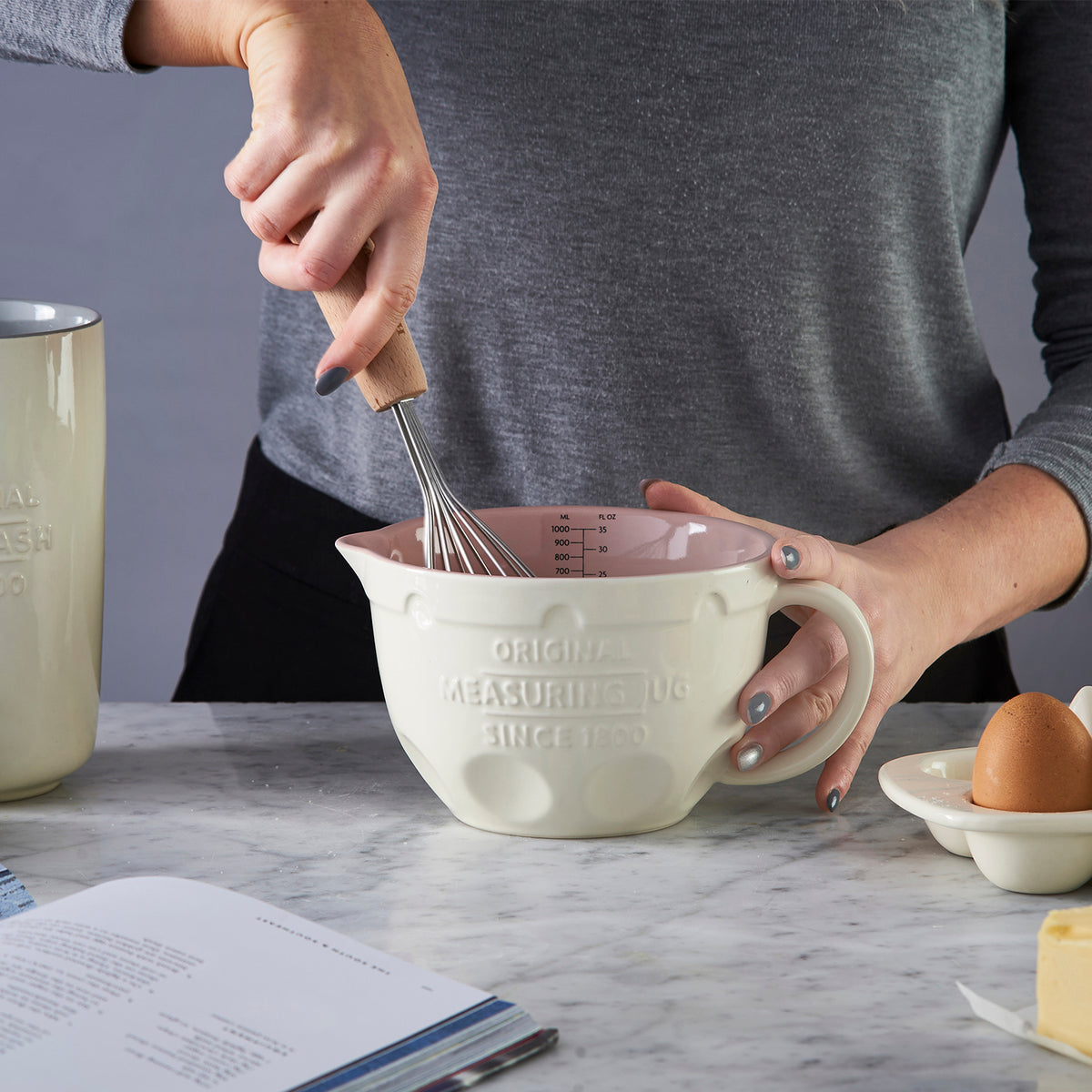 White Mason Cash 1L Messkrug ceramic measuring jug with handle and spout for precise liquid measurement.