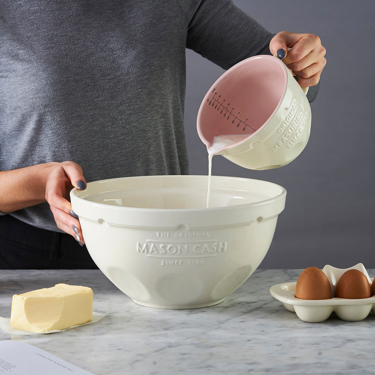 White Mason Cash 1L Messkrug with sturdy handle and clear measurement markings, ideal for kitchen and dining use