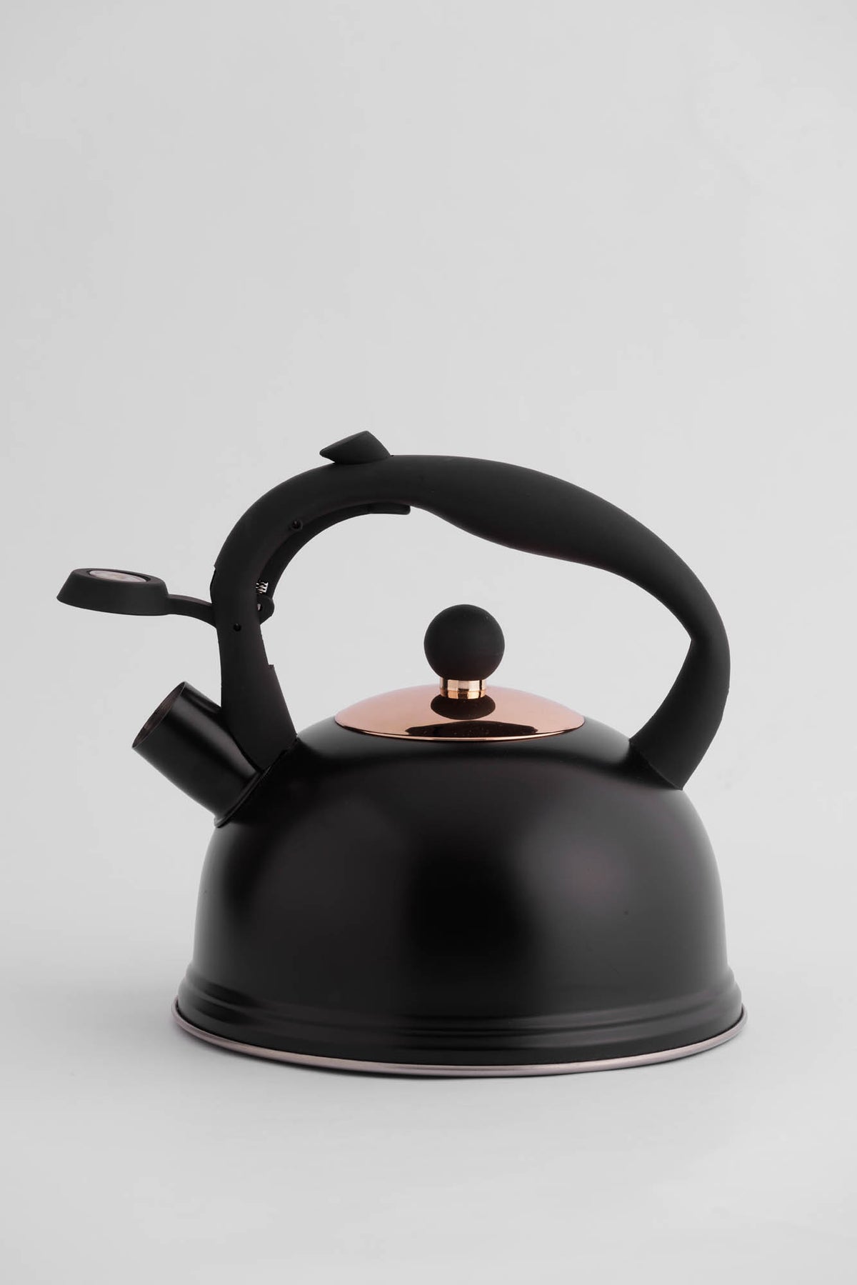 Black P & K Wasserkessel kettle with a sleek design, featuring a curved handle and spout for boiling water.