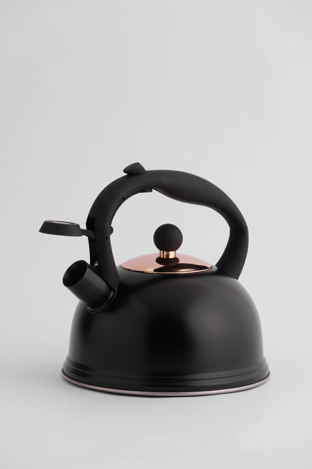 Black P & K Wasserkessel kettle with a sleek design, featuring a curved spout and ergonomic handle.