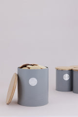 TYPHOON Vorratsbehälter in pastellgrau with a clear lid, designed for kitchen storage and organization.