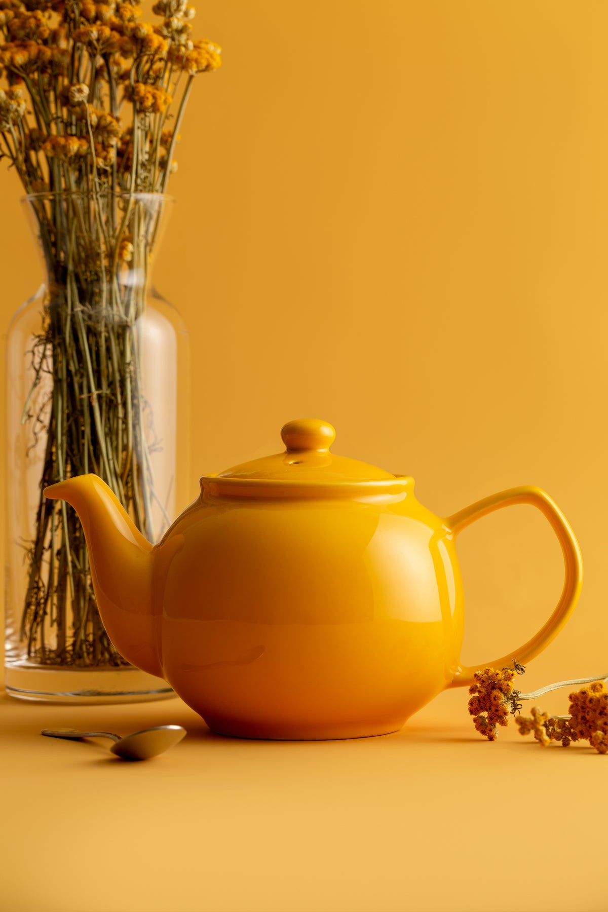 P & K PRICE & KENSINGTON Teekanne in yellow ceramic with a classic teapot shape and a glossy finish.