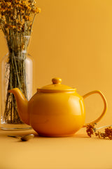 P & K PRICE & KENSINGTON Teekanne in yellow ceramic with a classic teapot shape and a glossy finish.