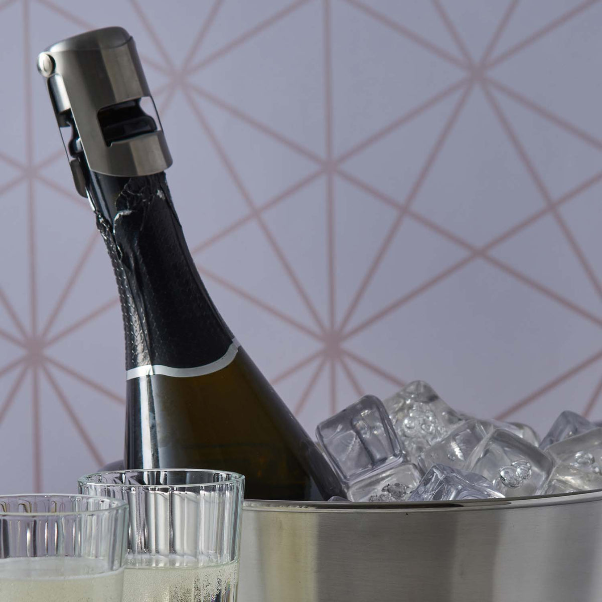 VINERS stainless steel bottle stopper in silver with a sleek, modern design for sealing wine or beverage bottles.