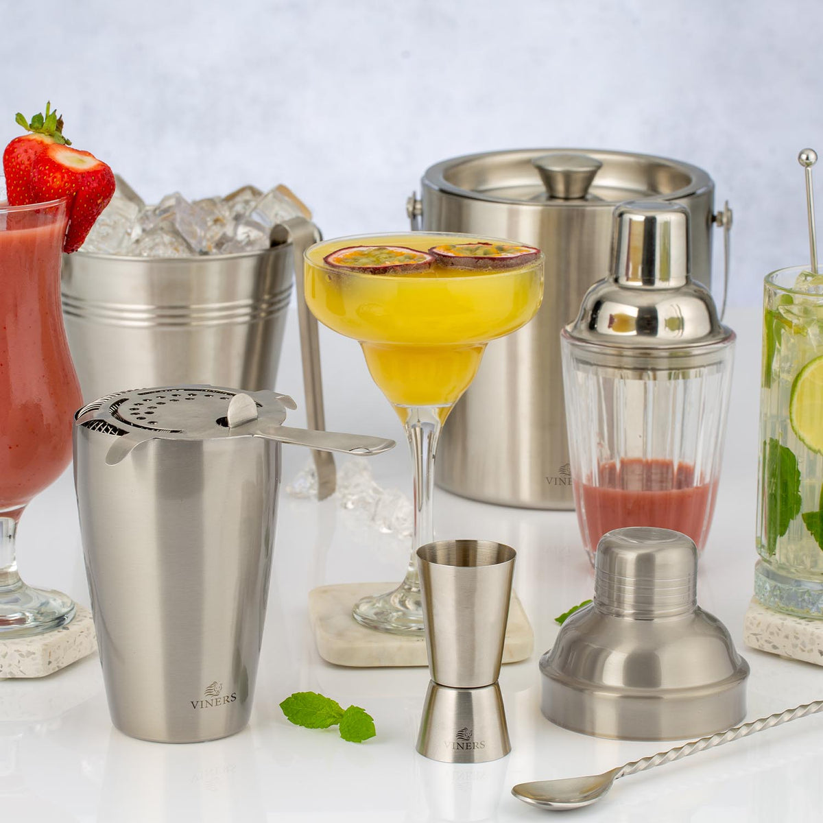VINERS stainless steel ice bucket in silver with a sleek, modern design for chilling beverages.