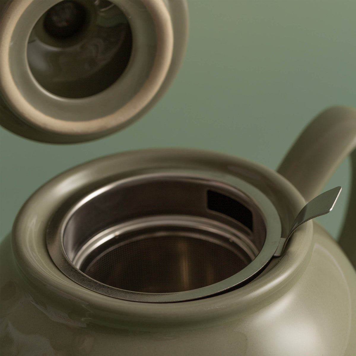P & K PRICE & KENSINGTON salbei Teekanne with floral design, ceramic teapot for brewing herbal tea, front view.