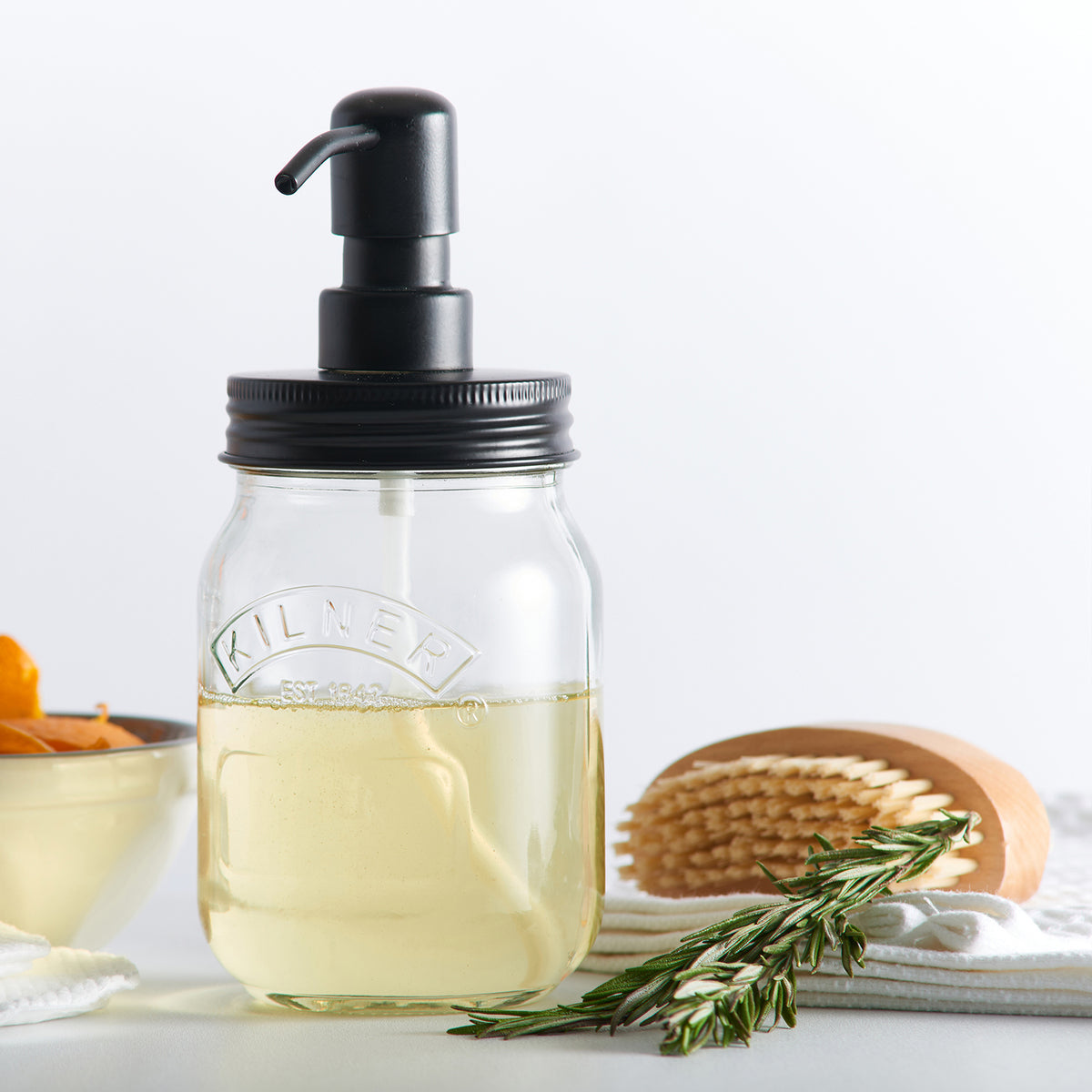KILNER 0.5-liter soap and lotion dispenser with pump, clear glass container for bathroom or kitchen use.