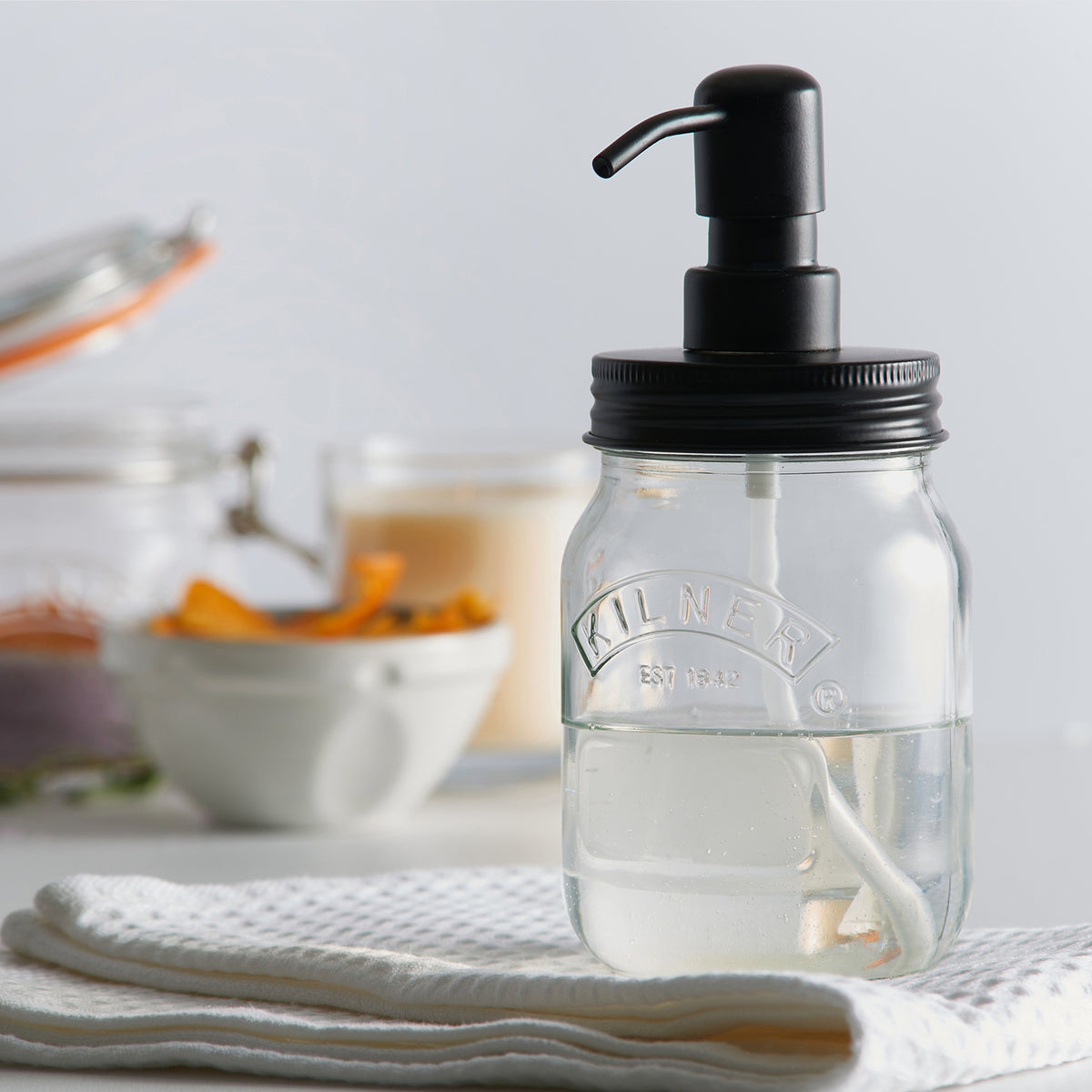 KILNER 0.5-liter soap and lotion dispenser with pump, clear glass container for bathroom or kitchen use.