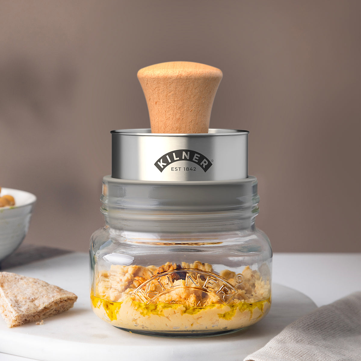 KILNER Gucamole-Set with clear 500ml container, designed for preparing and serving guacamole in a stylish, functional way.