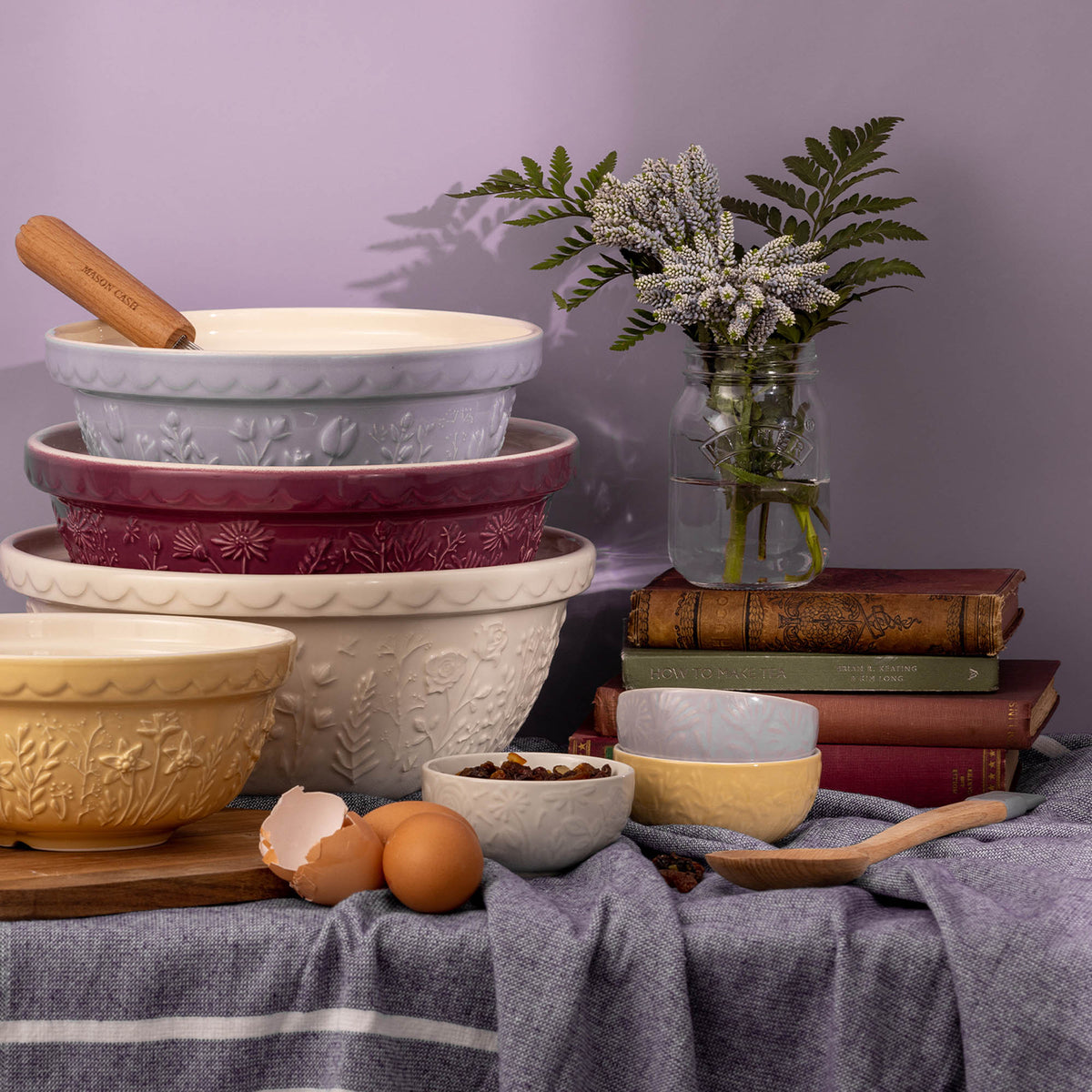 Mason Cash In The Meadow transparent mixing bowl with floral pattern, ideal for baking and kitchen prep.