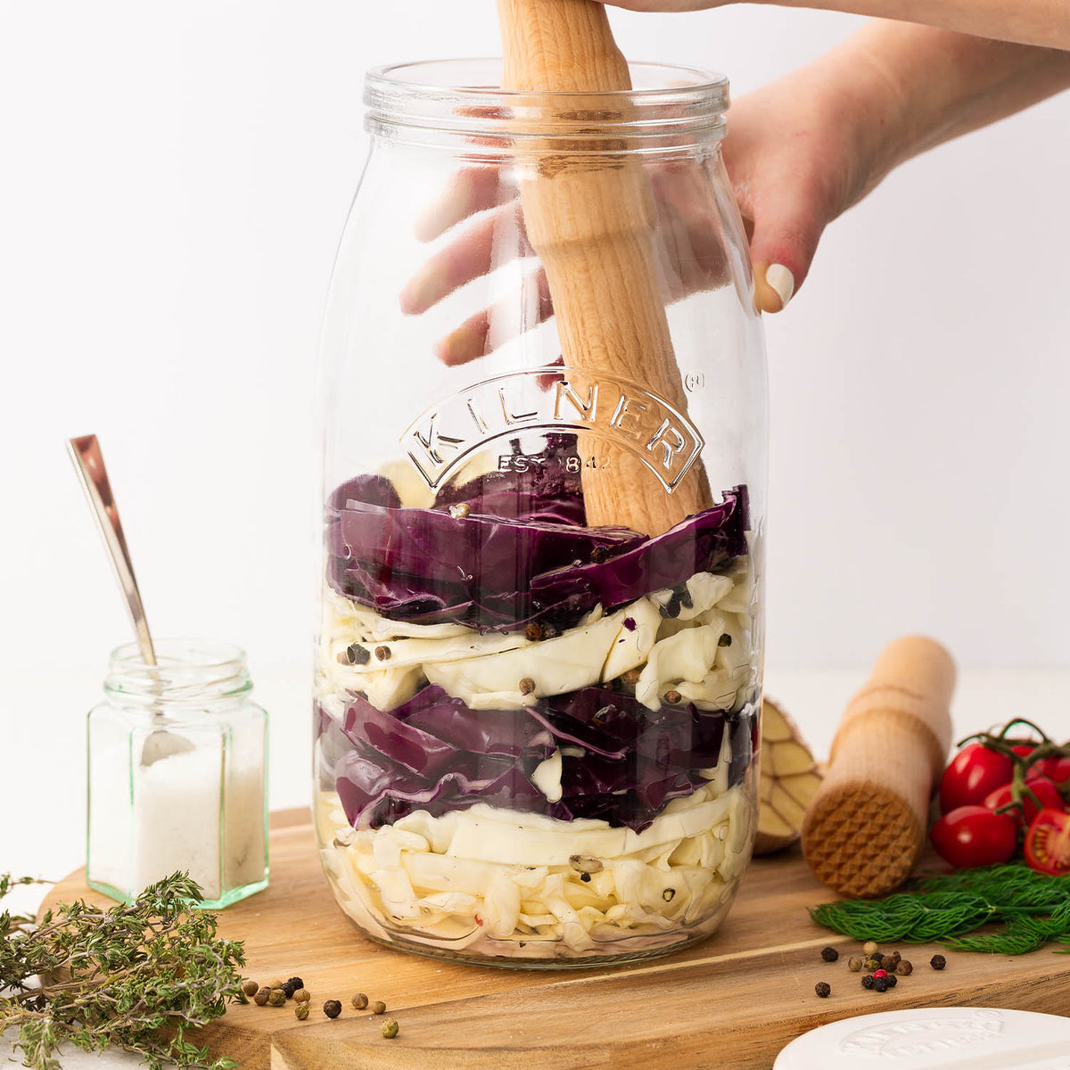KILNER fermentier-stößel with wooden handle, 24.5 cm long, used for pressing and fermenting foods or beverages.