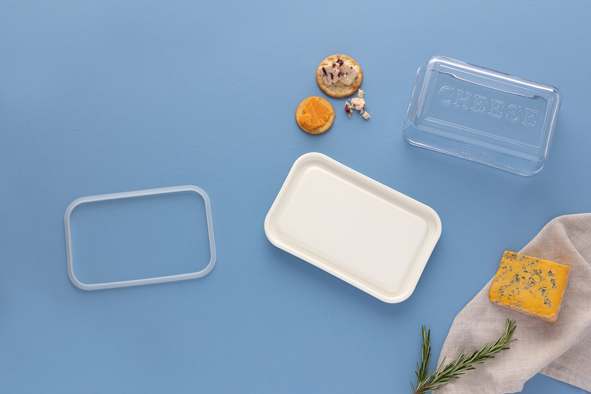 Clear 24 cm KILNER cheese dome, Käseglocke for cheese display, made of transparent material, showcasing cheese inside.