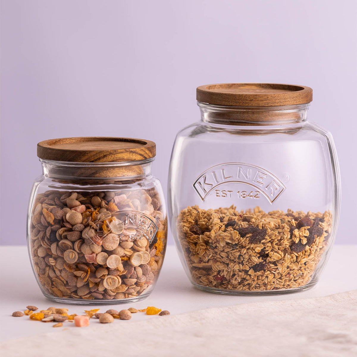 KILNER universal storage jar with clear glass body and screw-on metal lid, ideal for preserving and organizing kitchen supplies.