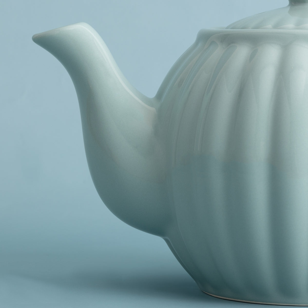 White P & K Luxe teapot with six matching cups, elegant design for serving tea in a refined kitchen setting.