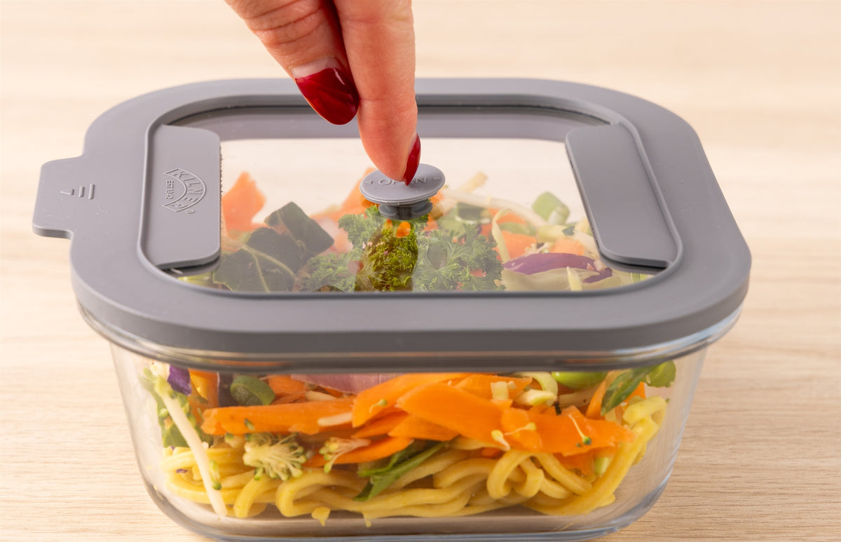 KILNER Fresh Storage airtight container for food storage, clear plastic with a secure lid, ideal for keeping food fresh.