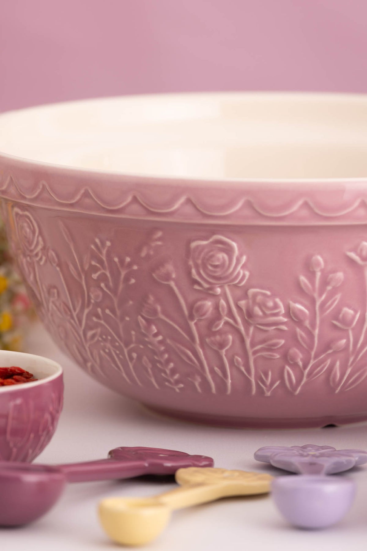 Mason Cash In The Meadow transparent mixing bowl with floral design, ideal for baking and kitchen prep.