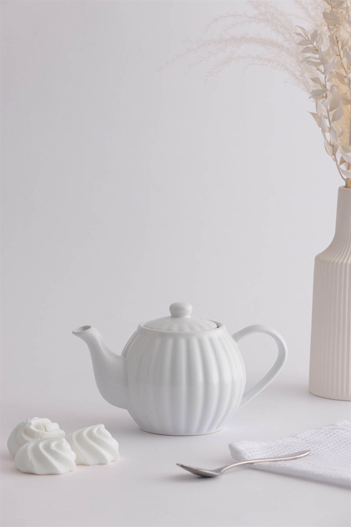 Price & Kensington teapot in Taubenblau with two matching teacups, featuring a classic design and blue floral pattern.