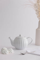 Price & Kensington teapot in Taubenblau with two matching teacups, featuring a classic design and blue floral pattern.