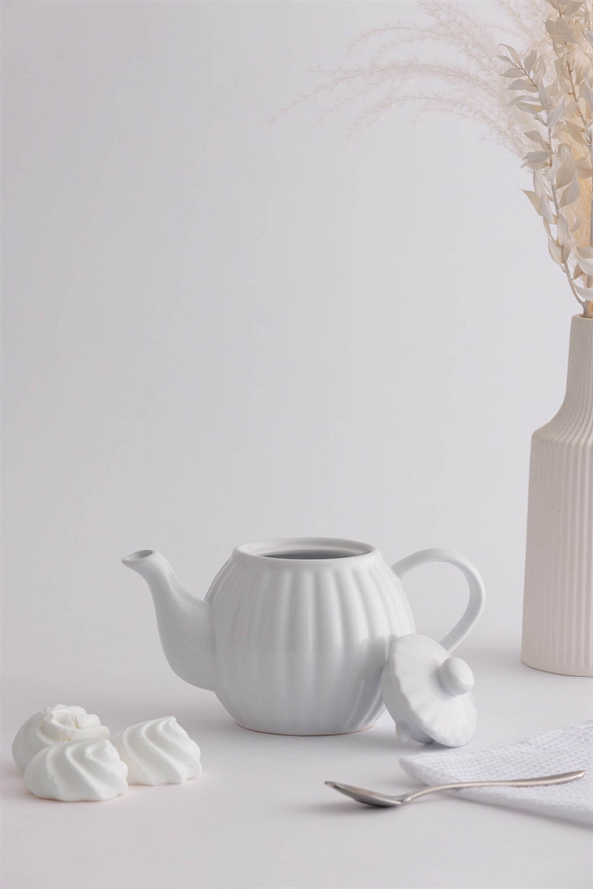 P & K Teekanne with two Taubenblau cups, featuring a classic design and matching teapot for serving tea.