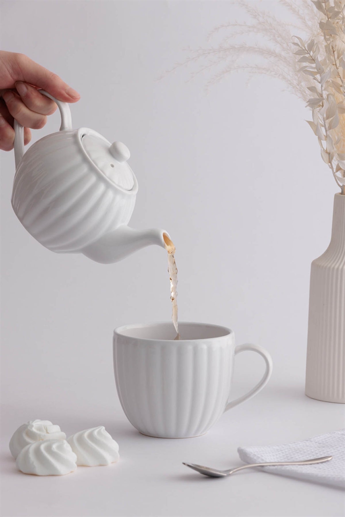 P & K Teekanne in taubenblau with two matching teacups, elegant porcelain tea set for enjoying tea moments.