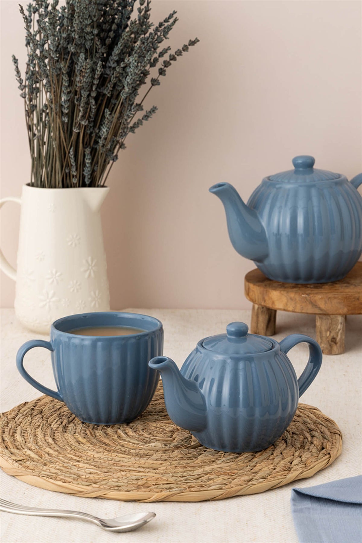 P & K Teekanne in Taubenblau with two matching cups, elegant blue porcelain tea set for brewing and serving tea.