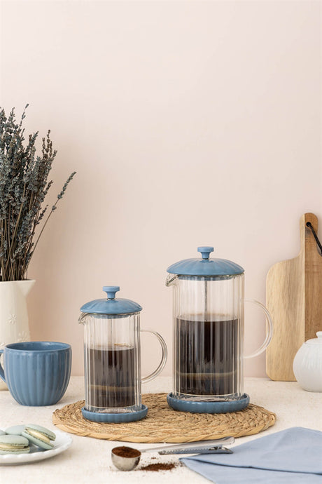 French press by P & K in taubenblau (pigeon blue), 1-liter capacity, with glass carafe and stainless steel filter.
