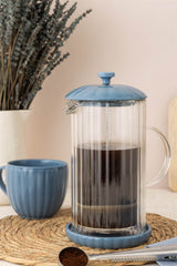 P & K Frenchpress in Taubenblau blue, 1-liter capacity, with glass and stainless steel components for brewing coffee or tea.
