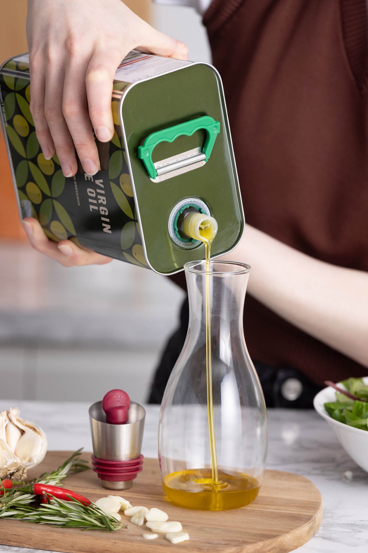Clear glass oil bottle with built-in strainer from KILNER, featuring a spout for easy pouring and precise oil storage.