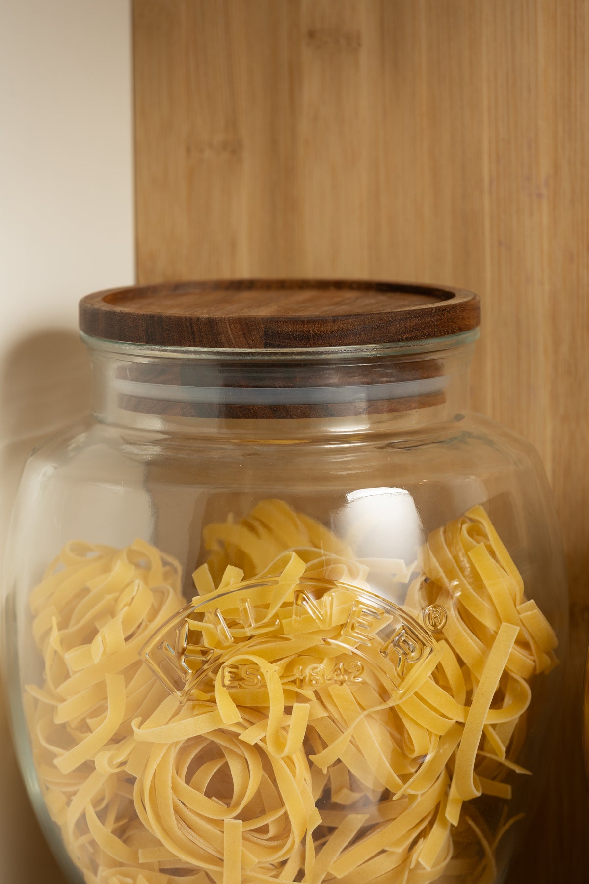 KILNER storage jar with acacia wood lid, clear glass container for kitchen storage, featuring a natural wooden lid.