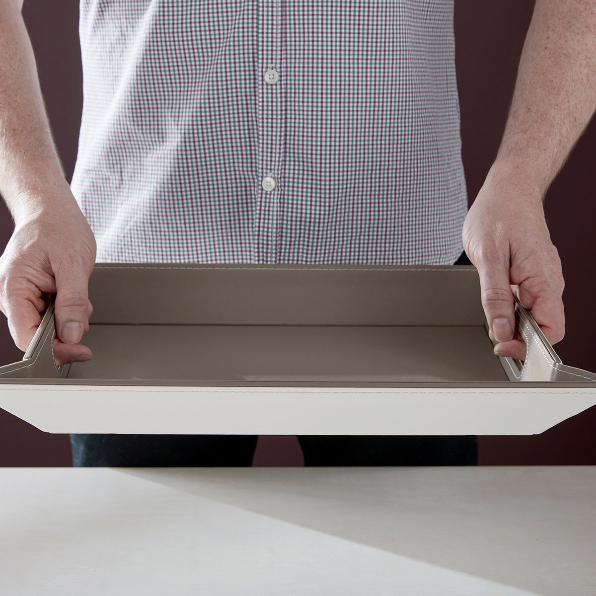 FREEFORM DUO tablett in white and taupe with a sleek, modern design, ideal for serving or decorative use.