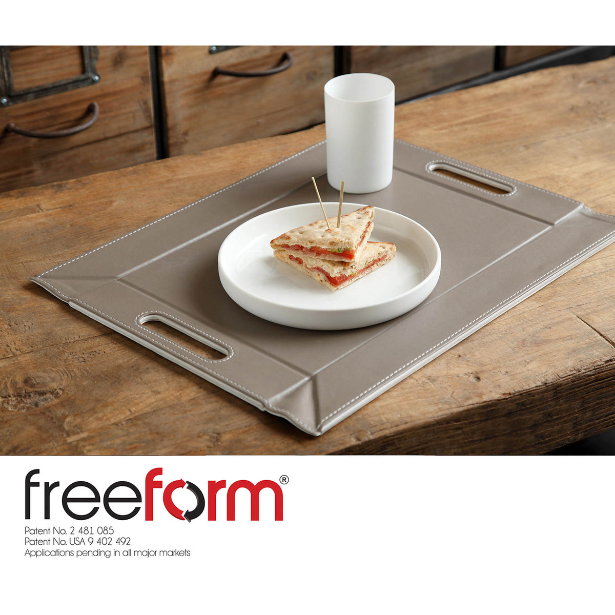FREEFORM Duo tablett in white and taupe with a sleek, modern design, perfect for organizing or serving.
