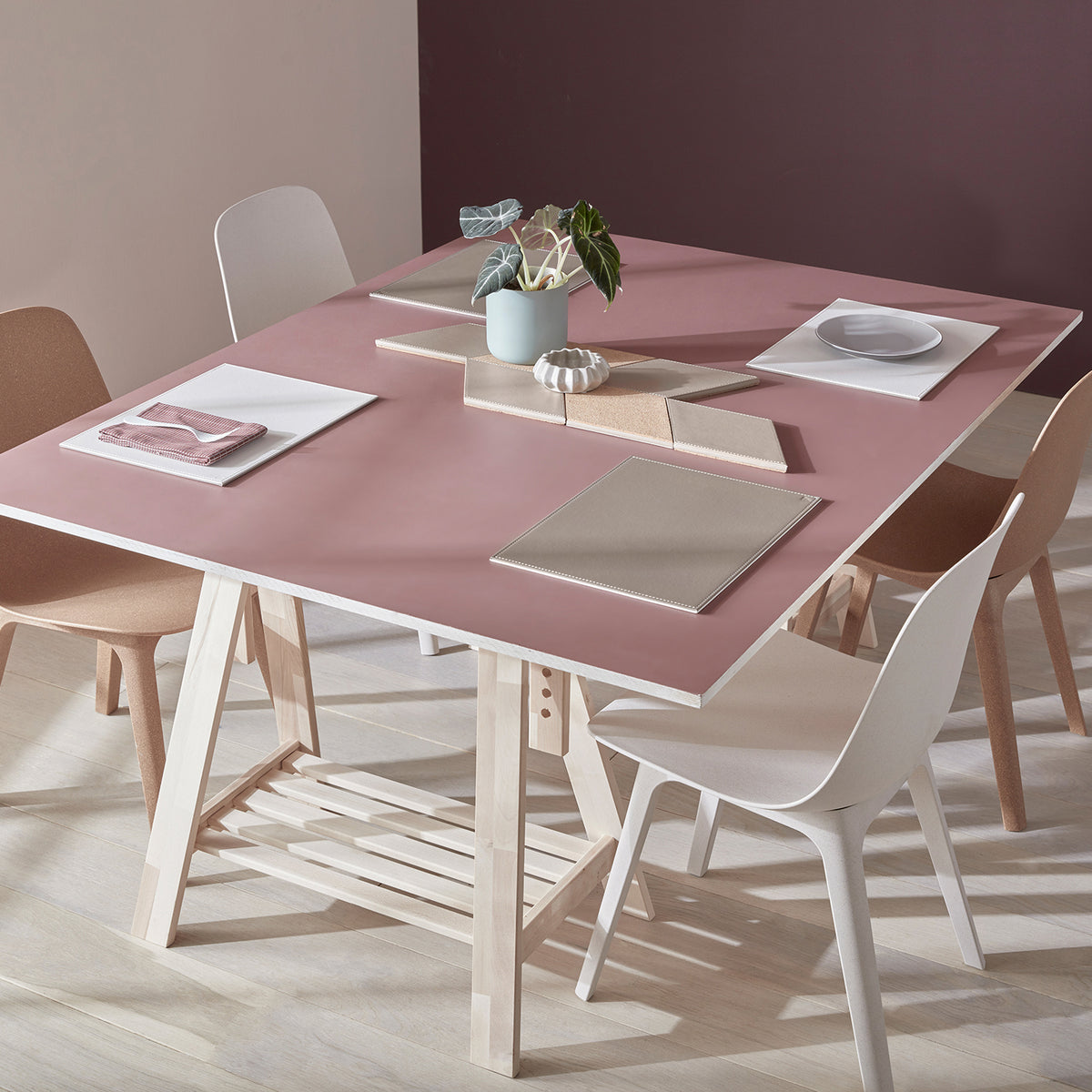 FREEFORM Platzset DUO in taupe and white, rectangular table placemats with a modern, stylish design.