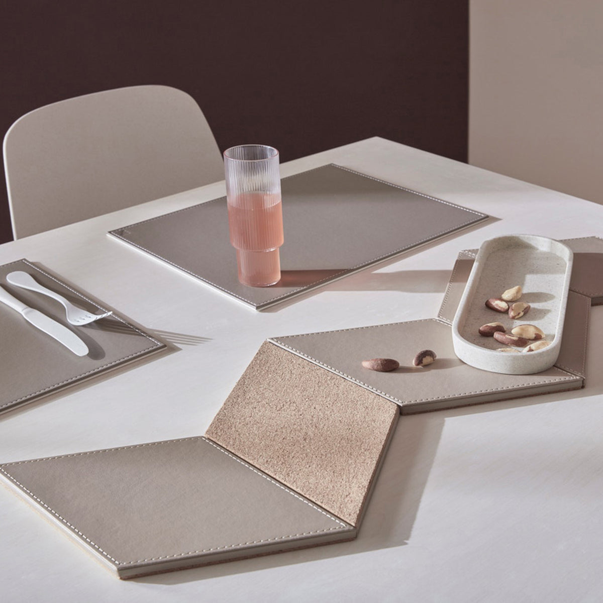 FREEFORM Platzset DUO in taupe and white, rectangular table placemats with a stylish, modern design.