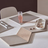 FREEFORM Platzset DUO in taupe and white, rectangular table placemats with a stylish, modern design.