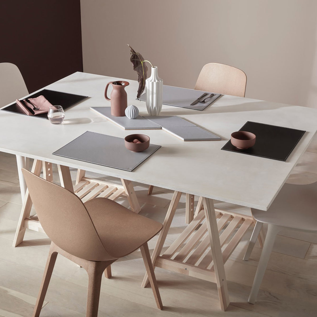 FREEFORM Platzset DUO in gray and white, rectangular table mat set with modern design, made for stylish table settings.