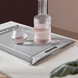 FREEFORM DUO tablett in gray and white with a sleek, modern design, perfect for serving or display.